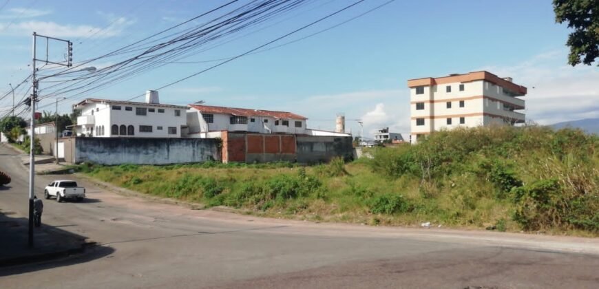 Vende Terreno en Pueblo Nuevo con proyecto de 6 locales comerciales y 12 apartamentos